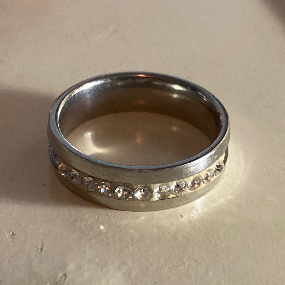 Ring with rhinestone jewels size 7